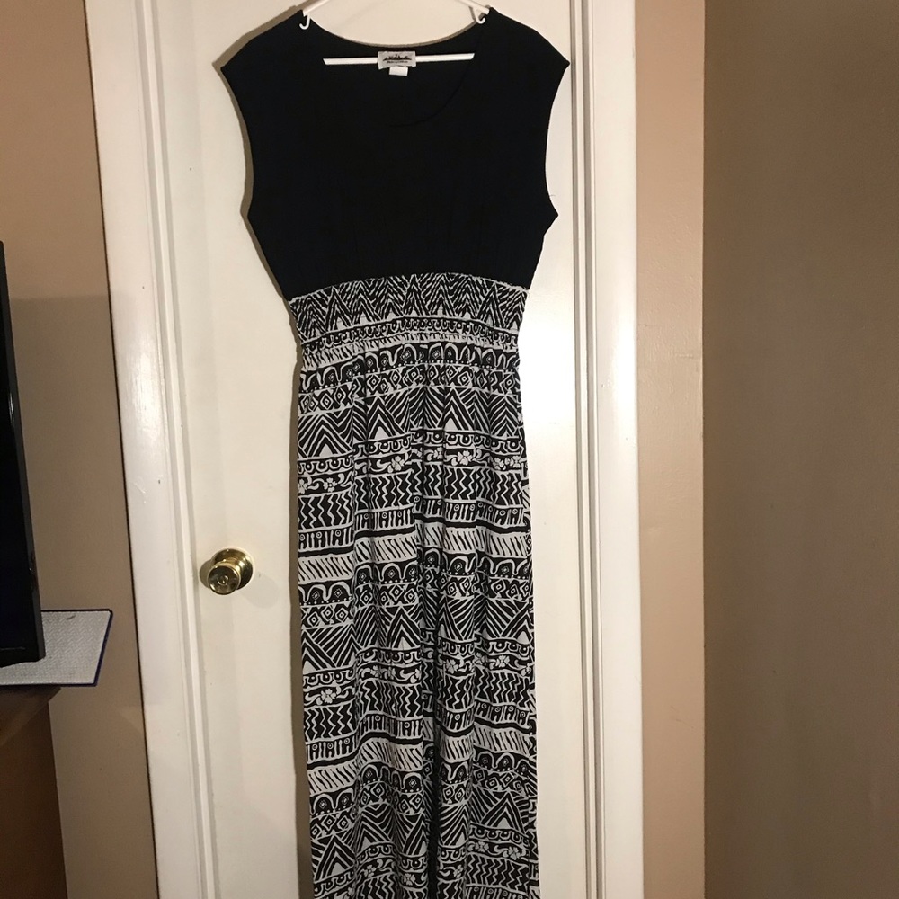 Casual Black and White Graphic Maxi Dress